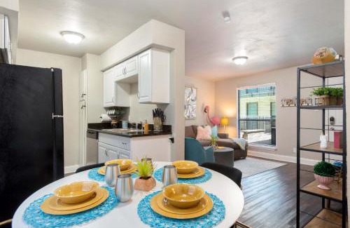Oakmont Heights Apartment | The Flamingo 102 l Pool I 65 Smart TV I Sleeps 5
