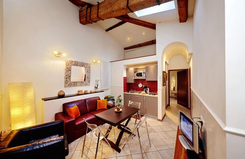 Duomo Apartment | The Flora Apartment: The feeling of touching the Duomo