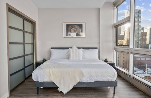 Beltline Apartment | "The Fossil," King Bed, Underground Parking, Downtown views, Walk to Saddledome