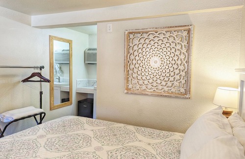 Manitou Springs Hotel | The Fountain Creek Inn of Downtown Manitou Springs [#201]n