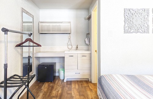 Manitou Springs Hotel | The Fountain Creek Inn of Downtown Manitou Springs [#201]n