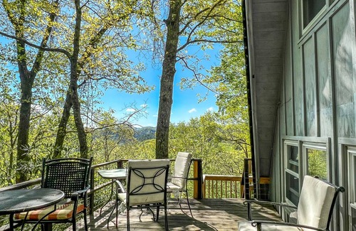 Fleetwood Ski Chalet | The Fox Den- 2BR/2BA w/River Views, Fireplace, &Fire Pit