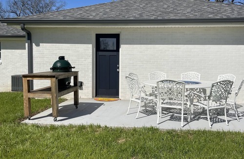 Dickel House | The Fox Den, luxury home, just 2 minutes away from the iconic Bell Buckle Cafe.