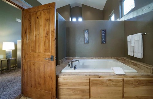 Woodmoor House | The Fox Den: Private Hot Tub & WOW Views of Ten Mile Range! Shuttle Access!