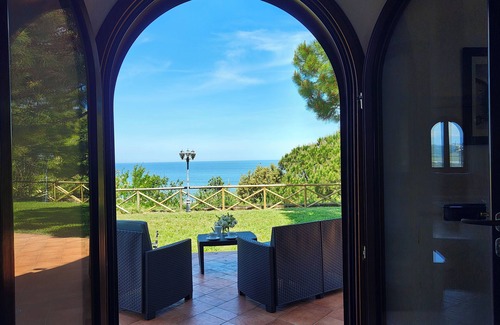 Vasto Villa | The Fox In The Pine Forest