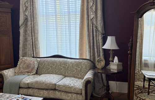 Guthrie Bed & Breakfast | The Franklin Room at The Judge's Chambers