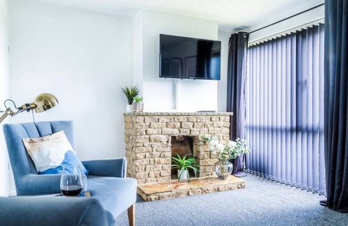 Bletchley Villa | The Frensham | House w. Garden | Pet Freindly | eco-Short Term Let by SILVA