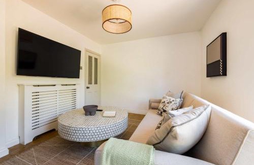 Hammersmith and Fulham Apartment | The Fulham Bolthole - Beckoning 2BDR Flat with Garden