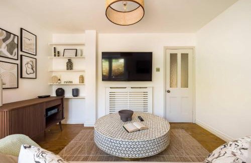 Hammersmith and Fulham Apartment | The Fulham Bolthole - Beckoning 2BDR Flat with Garden