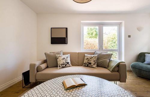 Hammersmith and Fulham Apartment | The Fulham Bolthole - Beckoning 2BDR Flat with Garden