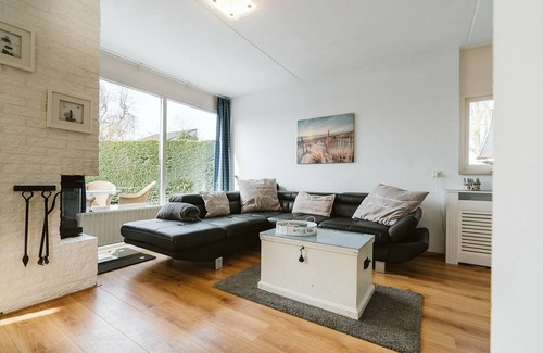 Ouddorp House | The furnishing and the huge garden of this holiday home, offer the basis for a dream holiday.