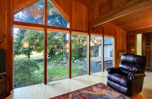 White Salmon House | ‘The Fusion’ Retreat on 4 Acres: Hike On-Site!