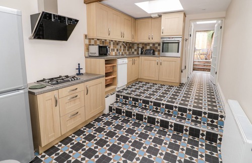 Warwick Town Centre Cottage | THE GABLES, family friendly, character holiday cottage in Warwick