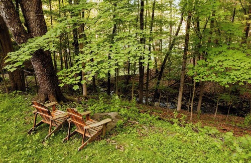 Callicoon House | The Gables: Newly Renovated Farmhouse (Sleeps 17!)