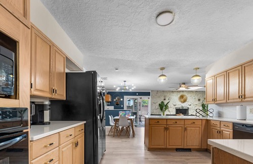 Northeast Heights House | The Gabriel Getaway - 6BR Oasis - An Irvie Home