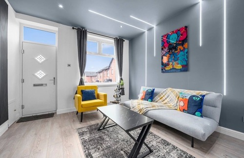 Bolton House | The Gallery House - Modern 2BR Stay - Sleeps 5