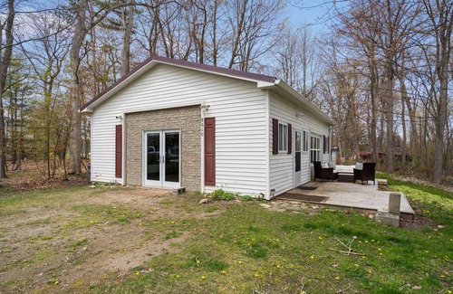 Pigeon Cabin | The Garage - Renovated - Caseville Beach - Golf - Kayak - Hike