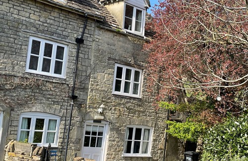 Inchbrook House | THE GARDEN COTTAGE, pet friendly, with open fire in Nailsworth