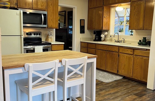 Medford House | The Garden Hideaway! East Medford, close to hospital, shopping and restaurants.