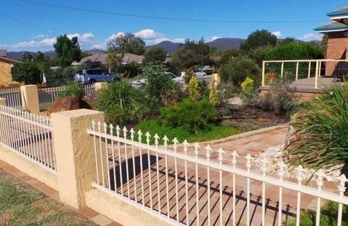 South Tamworth House | The Garden House - FREE Wi-Fi & FOXTEL, AFFORDABLE