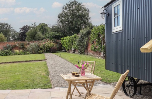 Wrexham Cottage | THE GARDEN HUT, romantic, with a garden in Cefn Park Estate