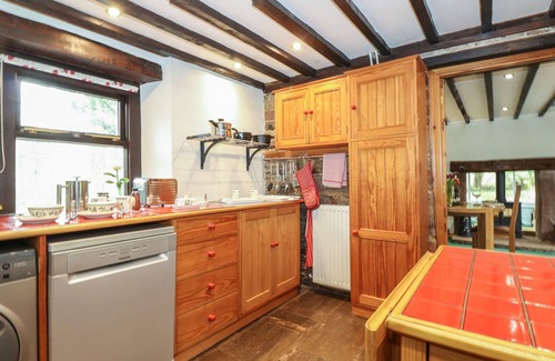 Hutton Cottage | THE GARDENER'S BOTHY, pet friendly, with hot tub in Pooley Bridge