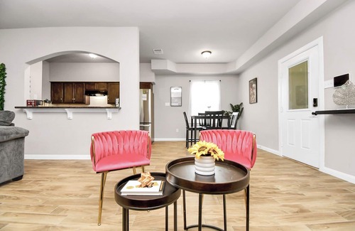 Northside House | The Gathering HTX: Spacious Retreat, Sleeps 16, 6 BR, Near Downtown w/Parking