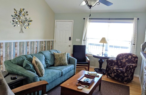 Taylorsville Cottage | The Gathering Place 51 - Charming 3-BR cottage on Bourbon Trail - WiFi & hot tub