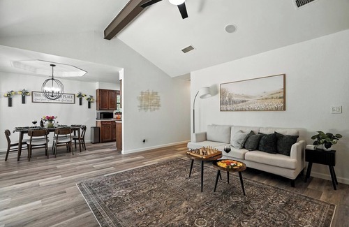 Abilene House | The Gathering Place: Near Zoo/Park & Expo Center