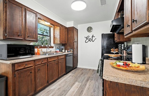 Abilene House | The Gathering Place: Near Zoo/Park & Expo Center