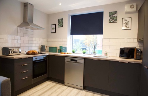 Trafford Apartment | The Gathering Sale - Sleeps Up To 22
