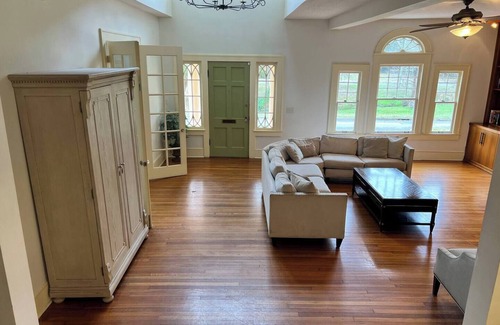 Duckpond House | The Gator Manor – 6 Bedrooms Walk to UF/Stadium