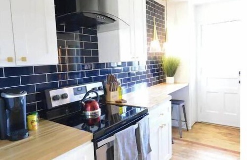 Grandview Heights Apartment | The Gatsby Hot Tub Patio King Bed Fast WiFi Near OSU and Victorian Village