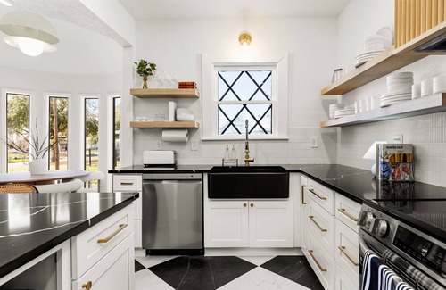 Monticello Park House | The Gatsby - Sleeps 22 + Heated Pool, Spa, Putt-Putt