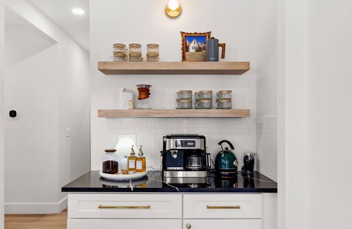 Monticello Park House | The Gatsby - Sleeps 22 + Heated Pool, Spa, Putt-Putt