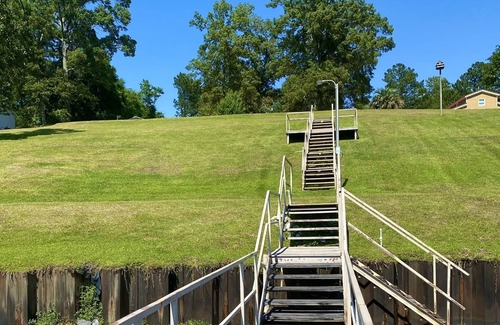 Fort Gaines House | THE GEORGIA SHORESn Retreat on Lake Eufaula. Pet Friendly! Kayak's available.