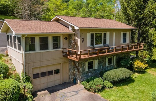 Sylva House | The Gerhart Getaway - An adorable, cozy mountain home that's private yet close to town!