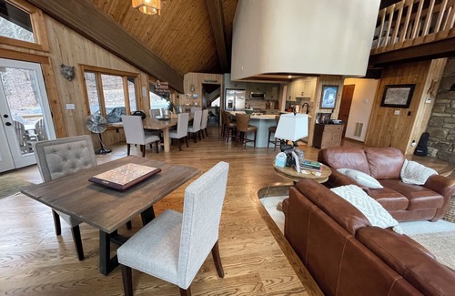Frank House | The Glasshouse-amazing views, ultimate relaxation, & fresh mountain air await!