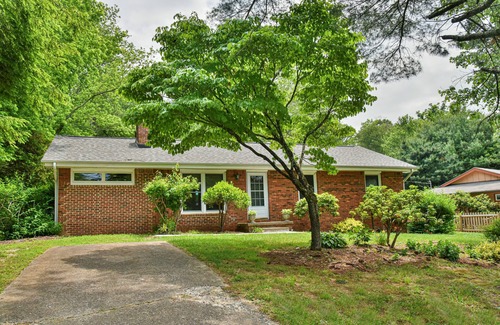 Avery Creek House | {The Glendell} Entire home in Arden with backyard