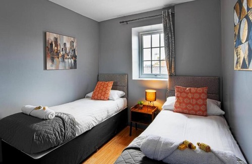 Wrexham Apartment | The Glyndwr - Berwyn House - Central Wrexham - Sleeps Up To 6