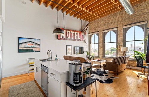 Fifth Ward Apartment | "The Goatel" apt w/free parking & workout rm