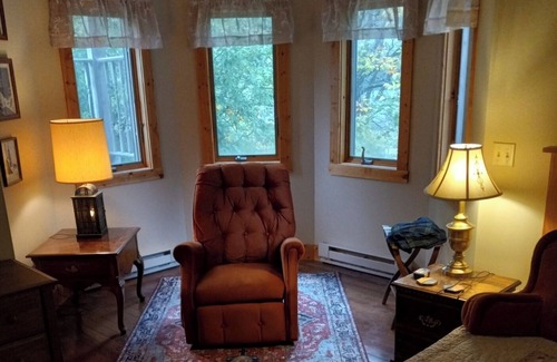 Timberline House | The Golden Eagle Vacation Rental, a 3 minute walk to Timberline Ski Slopes