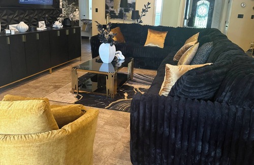 Jonesboro House | The Golden Hideaway