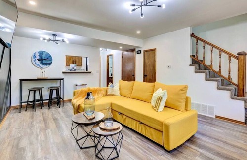 Pittsburg Apartment | The Goldfinch: 2 Bed Townhouse Mins to University