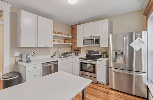 Victorian Village Apartment | The Goodale Overlook - 2 Bed 3 Bath