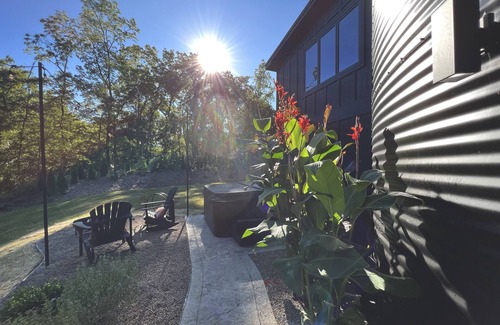 Vandalia Cabin | The Grain Binn: Lux/hot tub/unique stay/king bed/gas fireplace