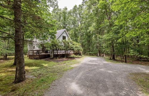 White Mills Ski Chalet | The Gray Chalet - private lot close to Lake Wallenpaupack & downtown Hawley