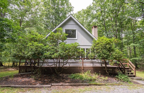 White Mills Ski Chalet | The Gray Chalet - private lot close to Lake Wallenpaupack & downtown Hawley