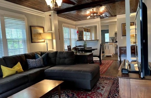 North Charleston House | The Grayson~Park Circle Home with HUGE Yard~15 min to Downtown Charleston