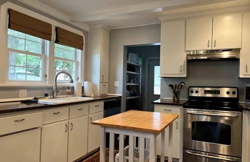 North Charleston House | The Grayson~Park Circle Home with HUGE Yard~15 min to Downtown Charleston